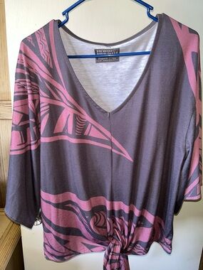 Born Hawai’i V-Neck Tie-Hem Top in Dusty Rose and Gray
